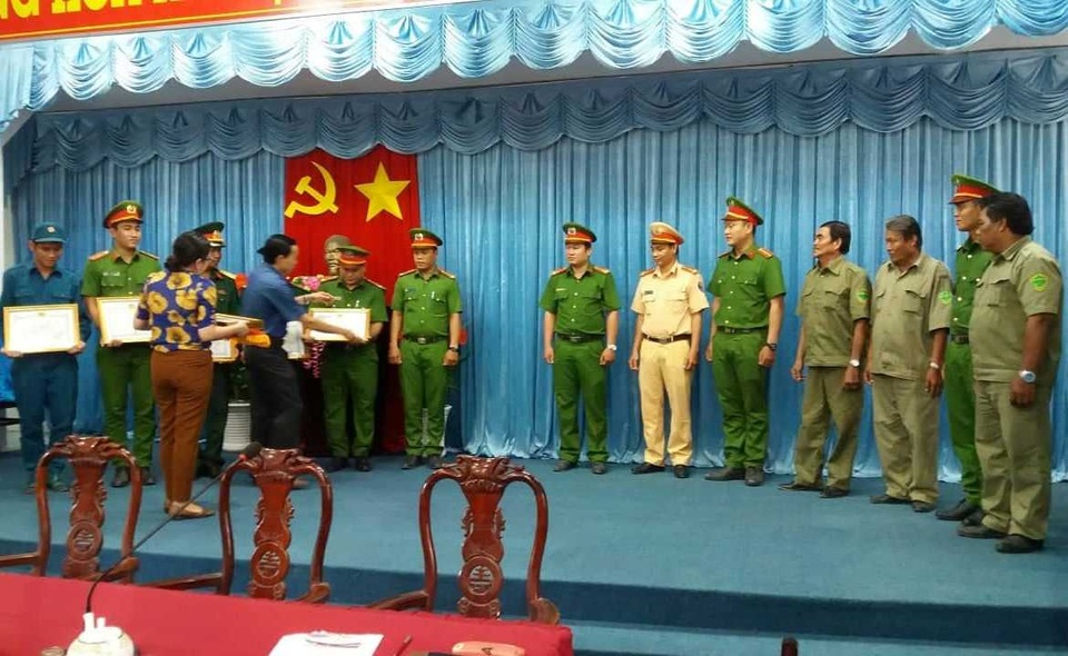 Thưởng nóng lực lượng công an triệt phá nhanh nhóm cướp tài sản - 1 Thưởng nóng lực lượng công an triệt phá nhanh nhóm cướp tài sản - 1