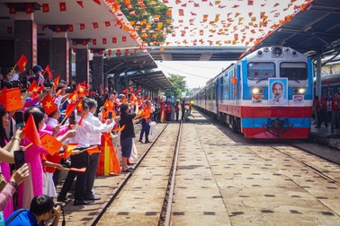 Thời khắc đặc biệt khi đôi tàu Thống nhất gặp nhau tại Đà Nẵng đúng 30/4