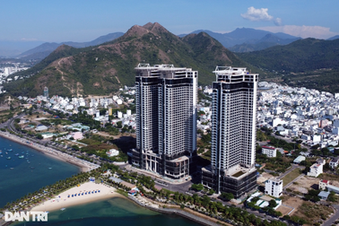 Cận cảnh siêu cao ốc ở Nha Trang bị ngân hàng rao bán để "siết nợ"