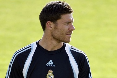 Xabi Alonso tri ân Liverpool