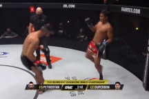 Võ sĩ Thái Lan đá "bác sĩ" nhập viện, giành chức vô địch hạng lông thế giới