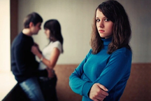 Chồng lén đi du lịch với bồ, vợ có quyền yêu cầu xử lý không?