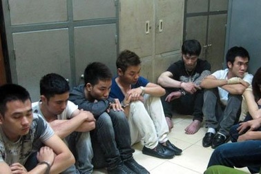 Bắt nhóm thanh niên sống bầy đàn trong khách sạn 