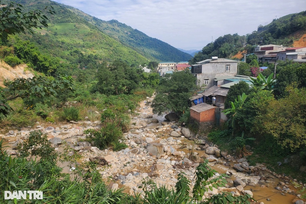 Bờ suối sạt lở, dân bất an sơ tán đi ở nhờ - 1 Bờ suối sạt lở, dân bất an sơ tán đi ở nhờ - 1