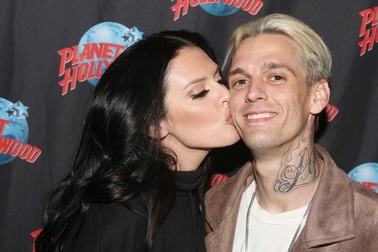 Aaron Carter chia tay bạn gái