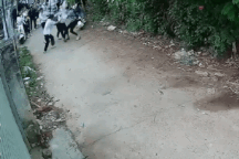 Nữ sinh bị vây đánh hội đồng, mẹ trình báo công an