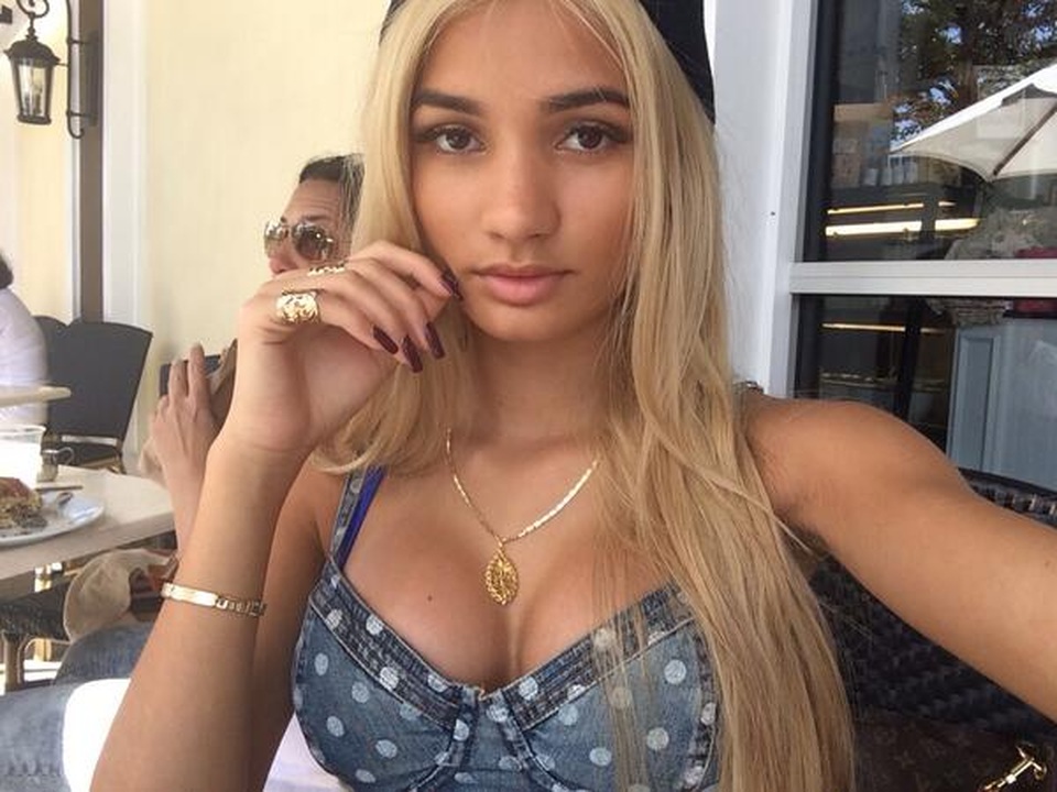 Ca sĩ mới nổi Pia Mia khoe thân hình bốc lửa - 8 Ca sĩ mới nổi Pia Mia khoe thân hình bốc lửa - 8