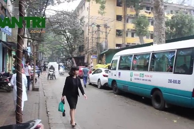 Hà Nội: Quán bún chả trong... xe khách