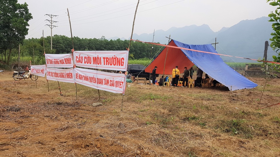 Vụ dân dựng lều canh xả thải: Xử phạt nhà máy gây ô nhiễm 200 triệu đồng - 2 Vụ dân dựng lều canh xả thải: Xử phạt nhà máy gây ô nhiễm 200 triệu đồng - 2