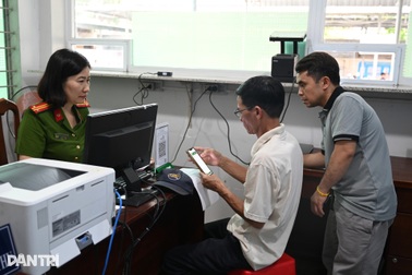 Người dân TPHCM phấn khởi vì thủ tục cấp, đổi giấy phép lái xe nhanh gọn