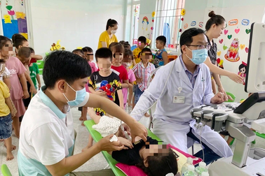 Hơn 4.500 trẻ em được khám sàng lọc tim bẩm sinh