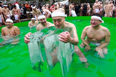 Đàn ông Nhật đóng khố, tắm nước đá đón năm mới