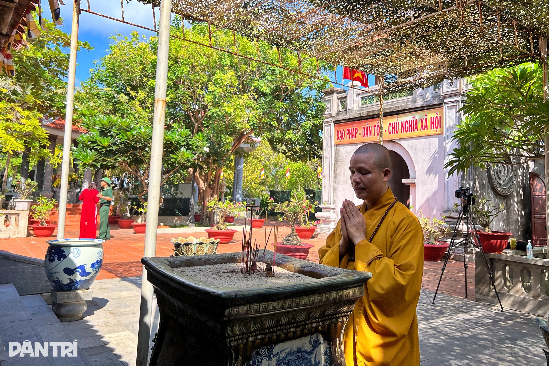 9 cột mốc tâm linh vững chãi giữa Trường Sa - 8 9 cột mốc tâm linh vững chãi giữa Trường Sa - 8