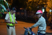 Người đàn ông ở TPHCM nói “không biết chữ”, từ chối ký biên bản nồng độ cồn