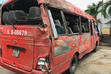 Khởi tố tài xế xe khách tông gãy trụ điện, 2 người chết, nhiều người bị thương