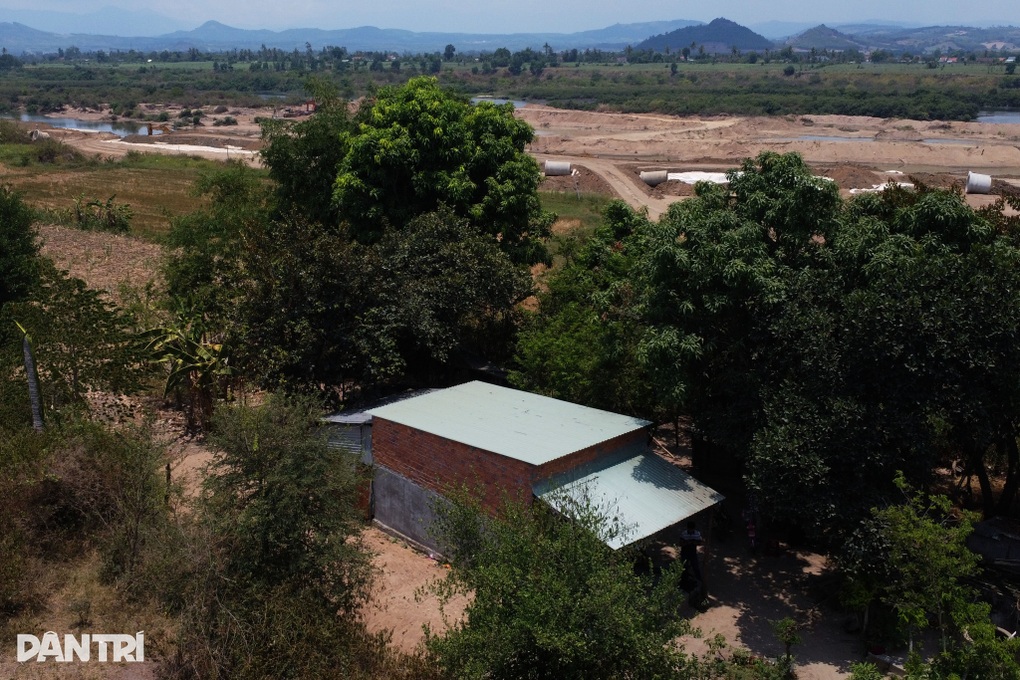 Người phụ nữ trẻ bị ung thư không dám đi khám vì chăm chồng lao phổi - 1