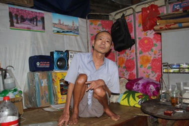 Người đàn ông tật nguyền trong căn nhà chờ sập mơ chiếc xe lăn điện