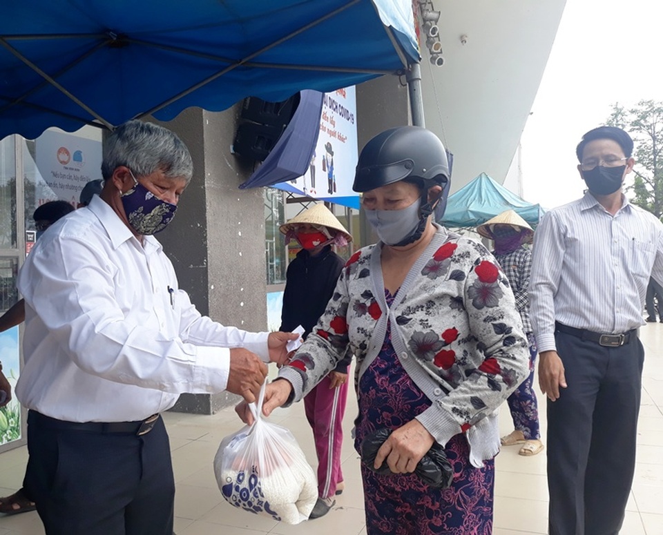 Xe ôm, người bán vé số… xếp hàng nhận gạo, trứng trước cây ATM gạo - 2 Xe ôm, người bán vé số… xếp hàng nhận gạo, trứng trước cây ATM gạo - 2