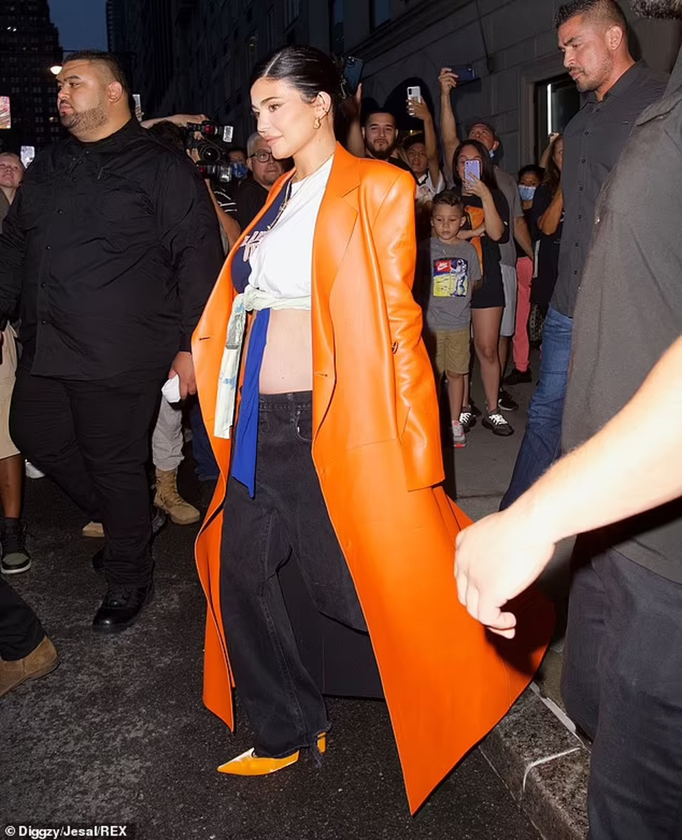 Kylie Jenner lộ bụng bầu tại tuần lễ thời trang New York - 1 Kylie Jenner lộ bụng bầu tại tuần lễ thời trang New York - 1