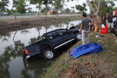 Ô tô lao xuống mương, 4 người đập cửa kêu cứu