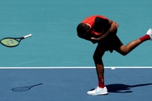 Kyrgios lại đập nát vợt ngay trước mặt trọng tài