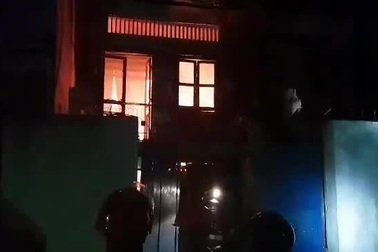 Cháy nhà trong hẻm, cả khu phố náo loạn