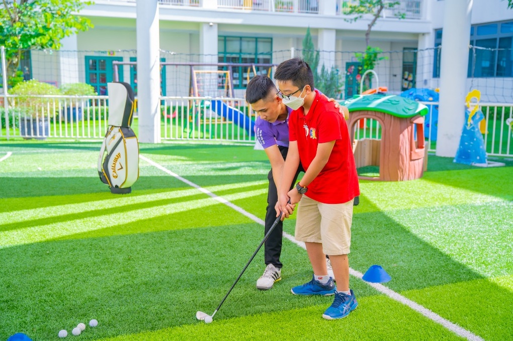 Học sinh hưởng ứng lễ hội văn hóa, thử sức chơi golf ngày tựu trường - 4