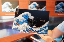 Computex 2025: Laptop AI có mặt lưng tranh sơn mài thủ công