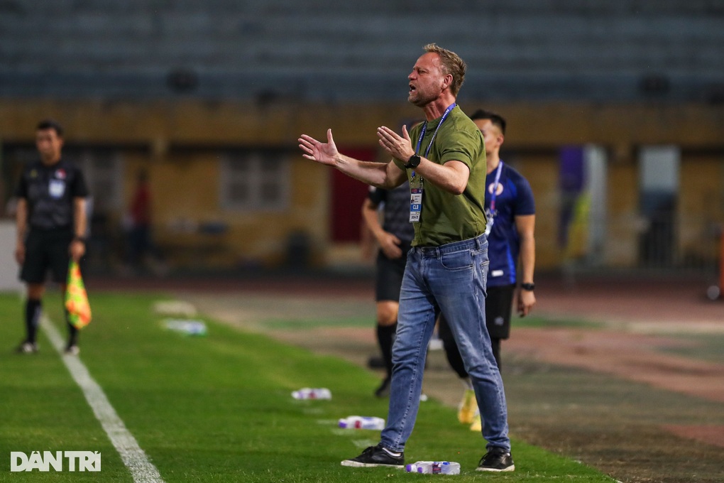 HLV Polking không muốn Quang Hải thi đấu ở trận gặp Man Utd - 2 HLV Polking không muốn Quang Hải thi đấu ở trận gặp Man Utd - 2