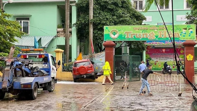 Xe ô tô rồ ga lao vào cổng trường mầm non Trung Hoà - Ảnh 1.