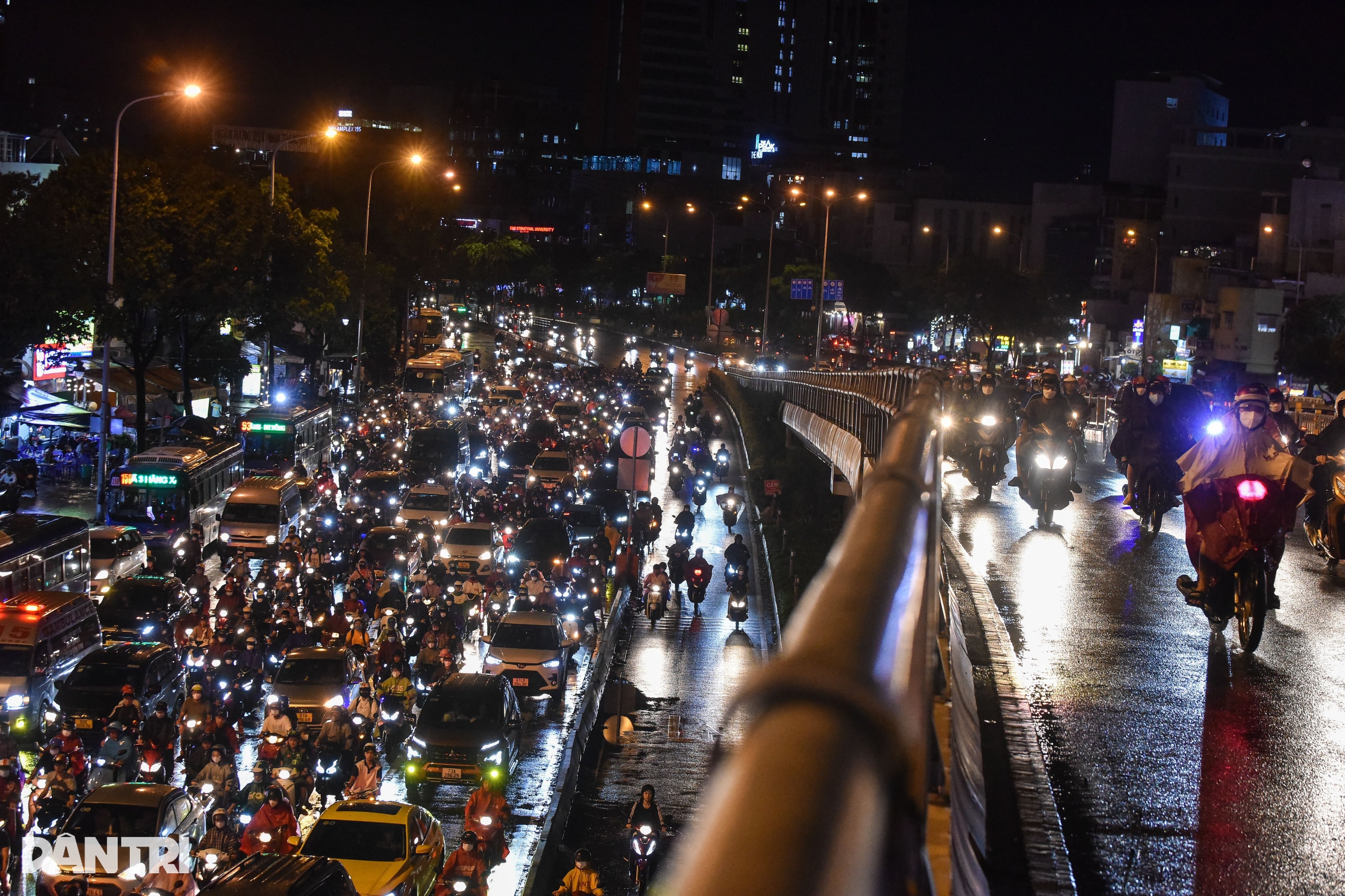 Giao thông TPHCM hỗn loạn, kẹt cứng chiều đầu tuần vì mưa lớn - 5