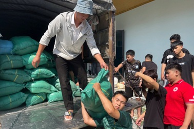 Báo Dân trí trao 10 tấn gạo và đèn pin tới người dân vùng lũ ở Thái Nguyên