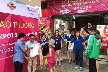 Tỷ phú Vietlott lộ diện tặng gạo cho người nghèo