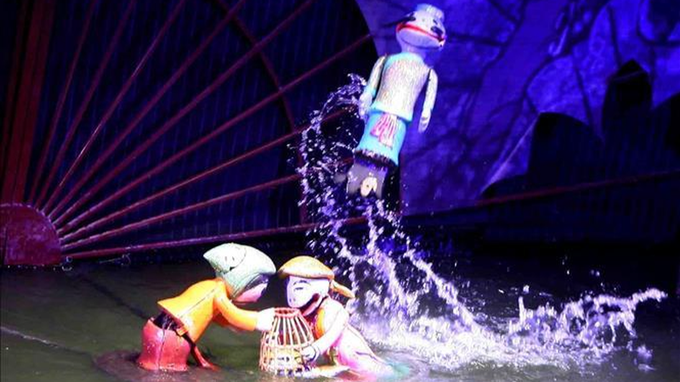 Một cảnh trong vở rối “Trê và Cóc” của Nhà hát múa Rối Việt Nam.