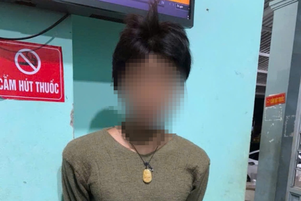 Ở nhà một mình, người phụ nữ bị kẻ lạ mặt khống chế cướp tài sản - 1 Ở nhà một mình, người phụ nữ bị kẻ lạ mặt khống chế cướp tài sản - 1