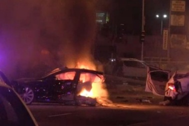 Xe Tesla gãy đôi, phát hỏa sau va chạm