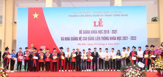 Trao Bằng tốt nghiệp cho 511 học sinh, sinh viên - Ảnh 4. Trao Bằng tốt nghiệp cho 511 học sinh, sinh viên - Ảnh 4.