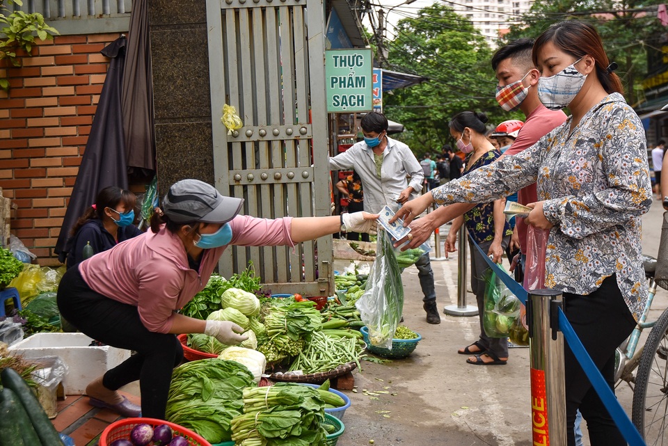 Hà Nội: Chợ dân sinh kẻ vạch, dựng rào phòng dịch Covid-19 - 10 Hà Nội: Chợ dân sinh kẻ vạch, dựng rào phòng dịch Covid-19 - 10