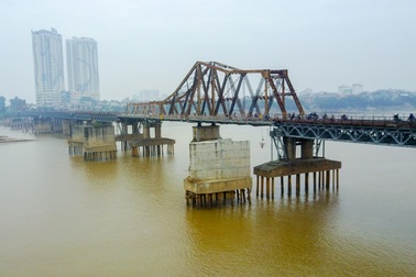 Cận cảnh nơi phát hiện quả bom Mỹ dưới cầu Long Biên