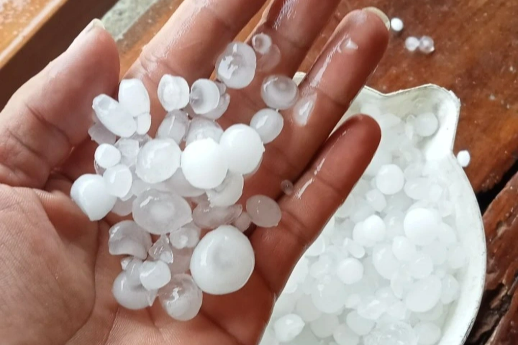 Mưa đá hiếm thấy xuất hiện ở Quảng Nam - 1 Mưa đá hiếm thấy xuất hiện ở Quảng Nam - 1