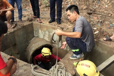 Chui xuống miệng cống tìm kiếm cháu bé mất tích