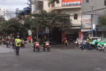 Truy tìm đoàn phượt thủ chặn ngã tư giành đường như... xe ưu tiên