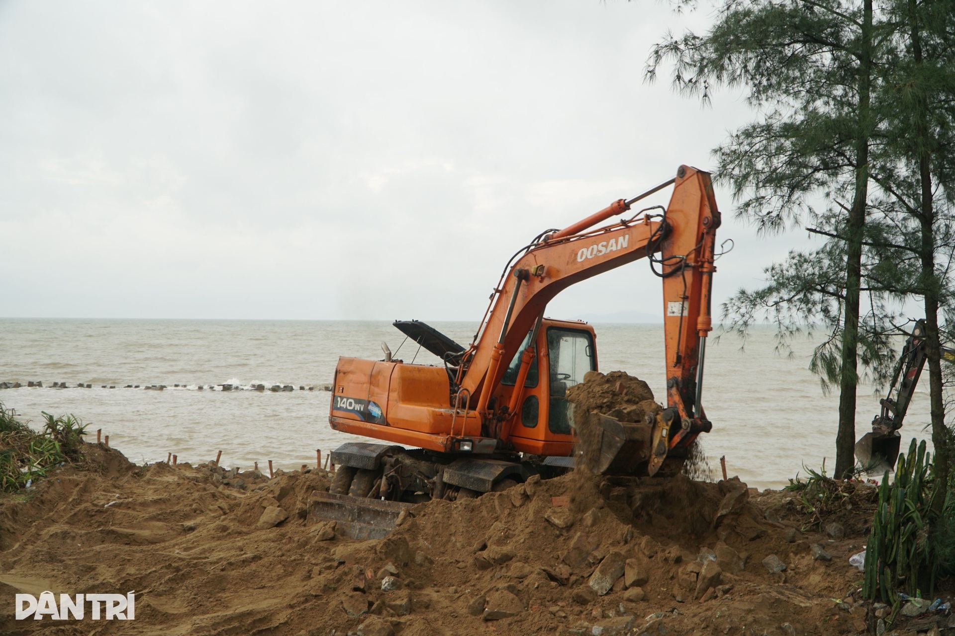 Hàng trăm chiến sĩ công an, biên phòng dầm mưa vác đá, cõng đất gia cố đê - 5 Hàng trăm chiến sĩ công an, biên phòng dầm mưa vác đá, cõng đất gia cố đê - 5
