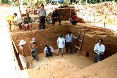 Phát hiện nền móng cổ ở khu di tích tháp Chăm