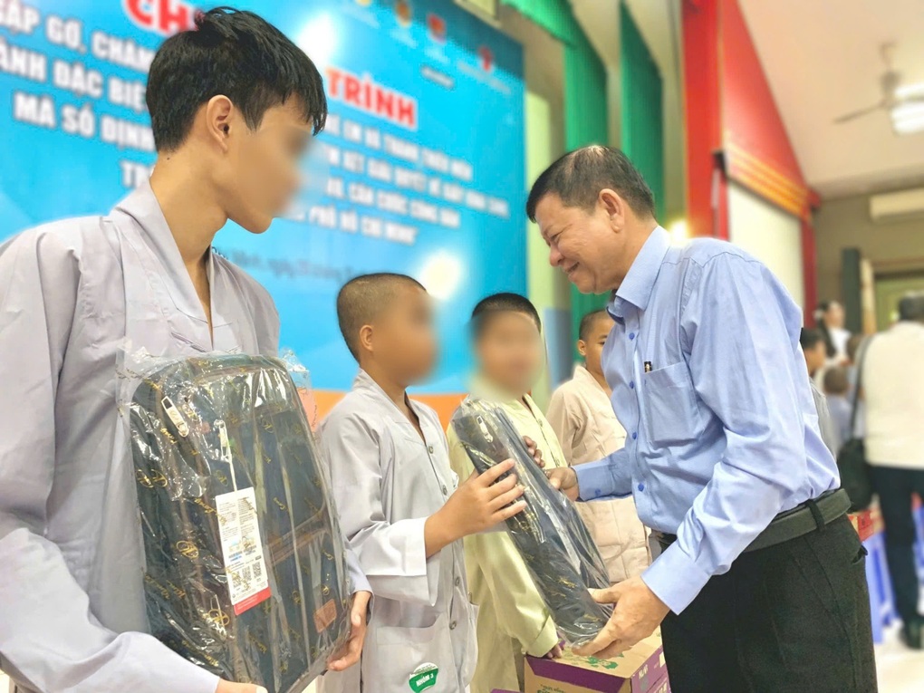 TPHCM làm giấy tờ cho 376 trẻ em có hoàn cảnh đặc biệt - 2 TPHCM làm giấy tờ cho 376 trẻ em có hoàn cảnh đặc biệt - 2