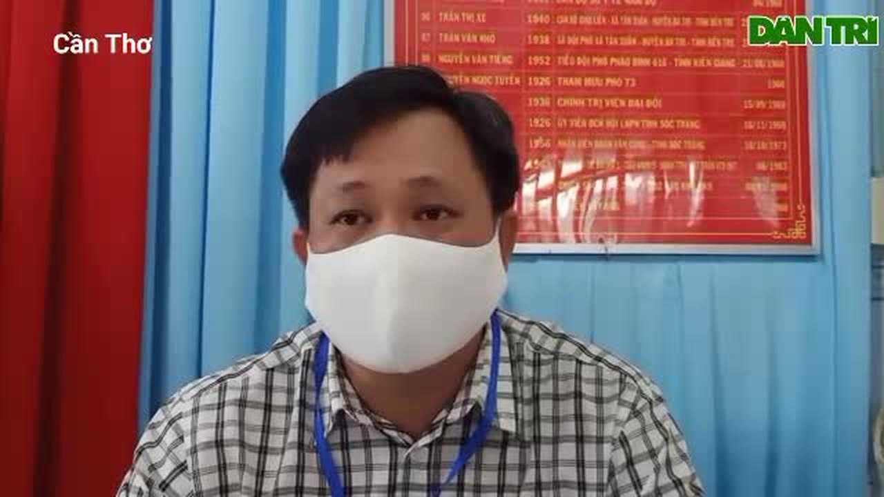 Cán bộ đến từng nhà dân phát phiếu nhận hỗ trợ cho lao dong tu do