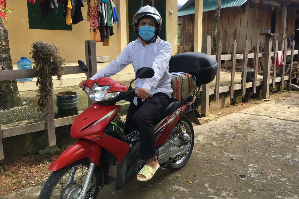 Không có điều kiện học trực tuyến: Thầy cô gõ cửa từng nhà giao bài tập - 1 Không có điều kiện học trực tuyến: Thầy cô gõ cửa từng nhà giao bài tập - 1
