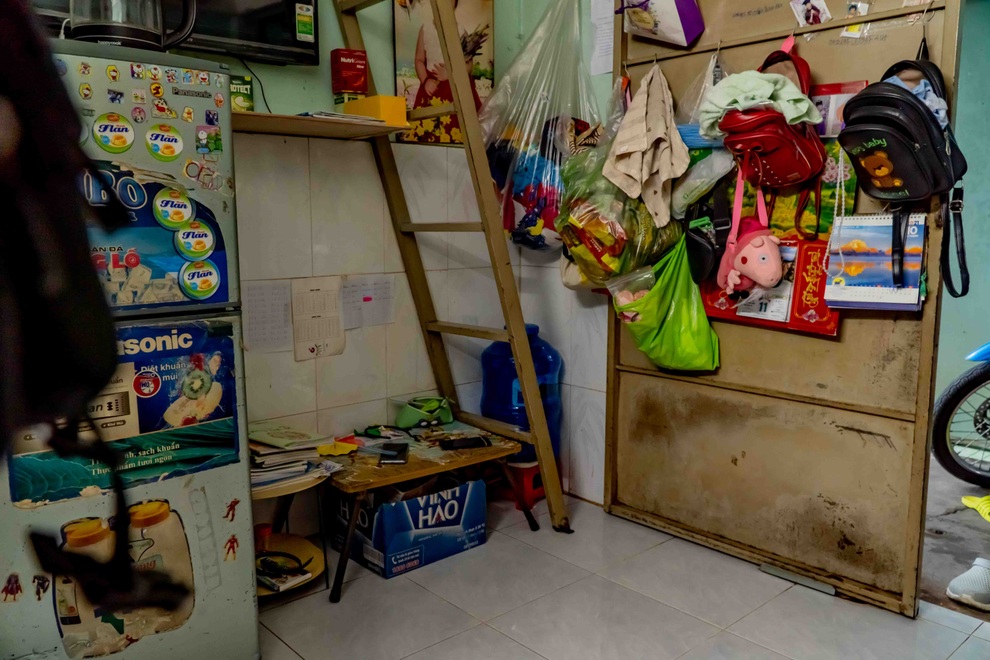 Căn phòng trọ 3m2, vợ chồng công nhân 8 năm sống chung với... chuột - 9 Căn phòng trọ 3m2, vợ chồng công nhân 8 năm sống chung với... chuột - 9