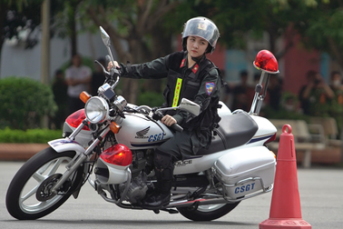 Nữ sinh HV Cảnh sát đánh võ, CSCĐ diễn tập đu dây bắn súng bảo vệ SEA Games
