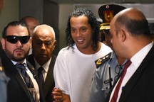 Bạn tù khóc trong bữa tiệc chia tay Ronaldinho